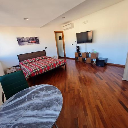 La Grotta Stazione Villa ซาแลร์โน ภายนอก รูปภาพ