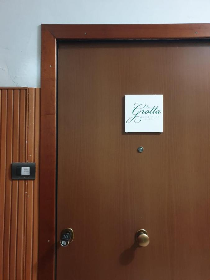 La Grotta Stazione Villa ซาแลร์โน ภายนอก รูปภาพ